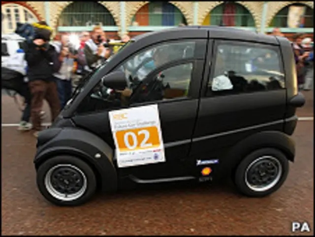 戈登·穆雷驾驶他设计的T25迷你概念轿车从布莱顿出发（6/11/2010）