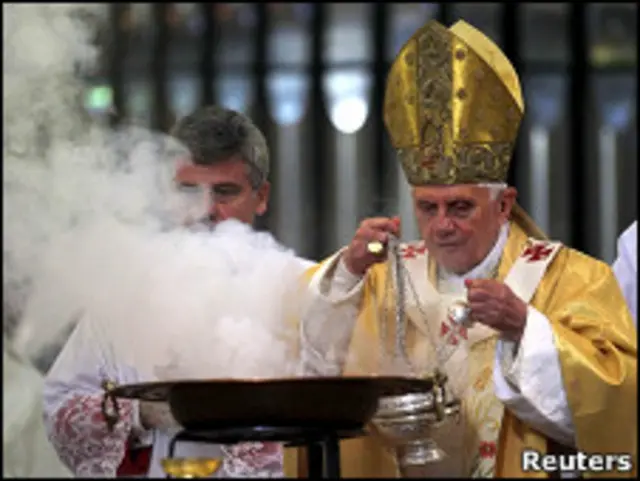 Папа освящает собор Святого Семейства