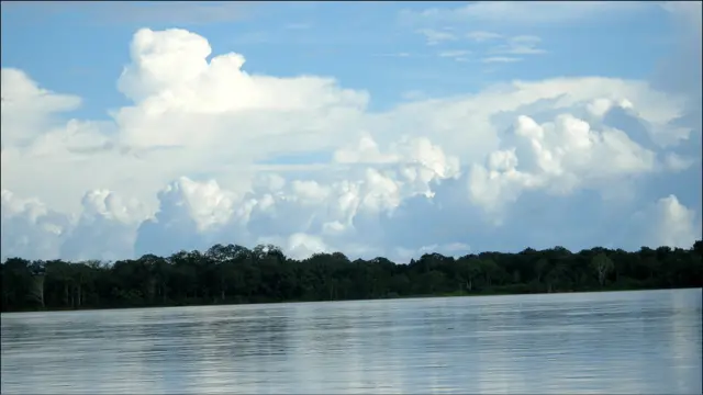 El amazonas a su paso por Iquitos. Foto: Javier Lizarzaburu