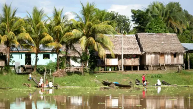 Indígenas cerca de Iquitos. Foto: Javier Lizarzaburu