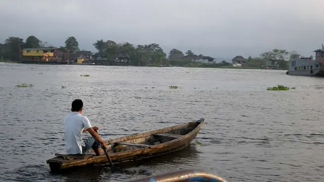 "Peque-peque" en Iquitos. Foto: Javier Lizarzaburu