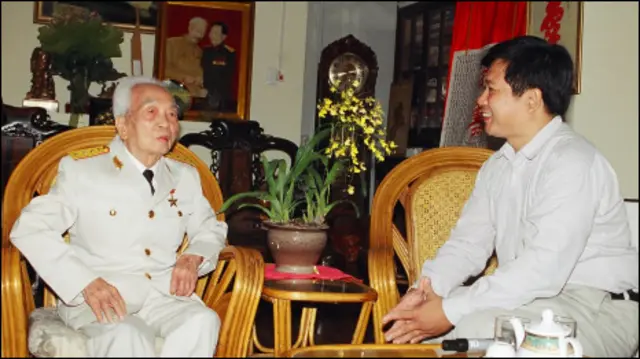 Tiến sĩ luật Cù Huy Hà Vũ (bên phải) trong một lần đến thăm Đại tướng Võ Nguyên Giáp