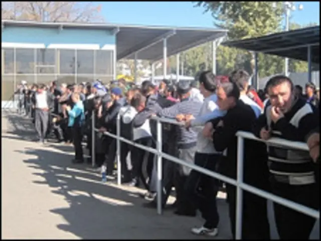 Родственники встречают возвращенных из Египта учеников