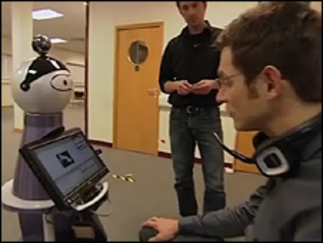 护理机器人可以帮助用户订购货物以及提醒老年人的服药时间。