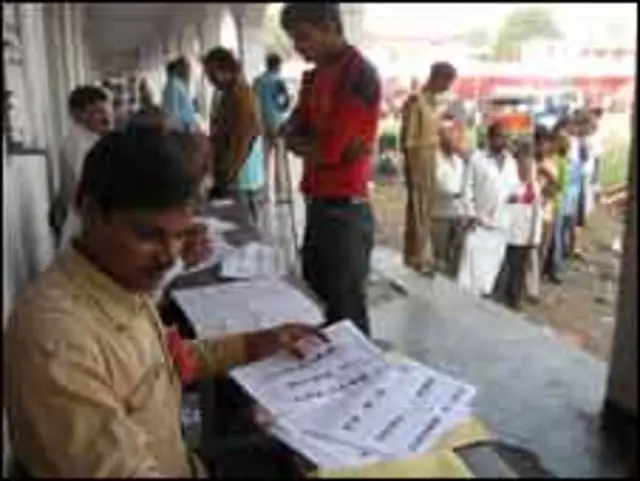 बिहार चुनाव के दौरान एक चुनाव अधिकारी