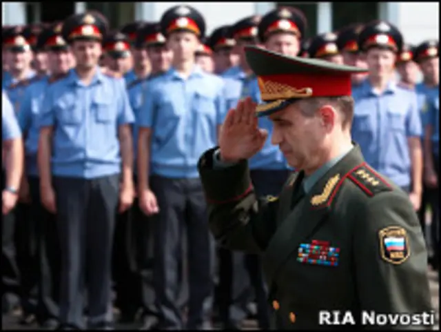 Рашид Нургалиев у здания ГУВД ЗАО Москвы