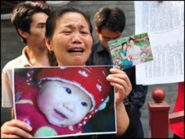 Banyak warga Cina menjadi korban susu tercemar