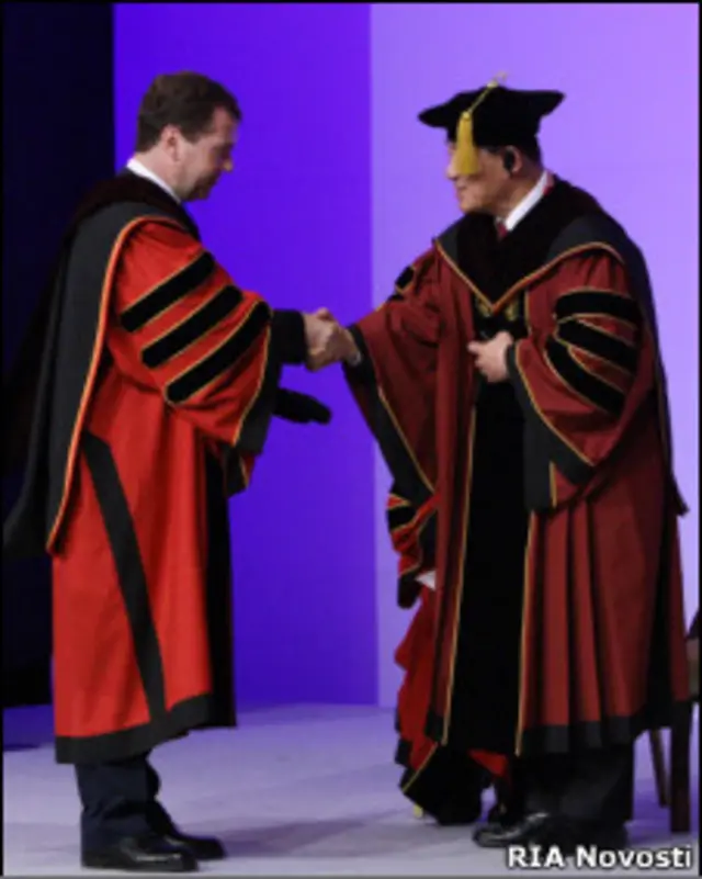Дмитрий Медведев в мантии почетного доктора права Сеульского университета