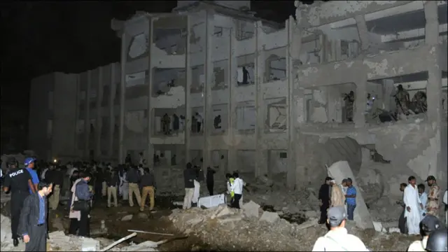 کراچی میں سی آئی ڈی پولیس کے مرکز پر ایک ٹرک بم حملہ ہوا ہے۔