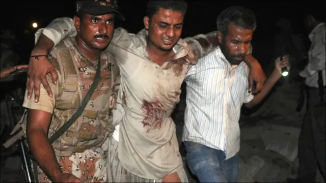 دھماکے سے عمارت کے قریب واقع رہائشی عمارتوں کو بھی شدید نقصان پہنچا ہے۔