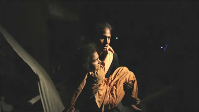 پولیس حکام کا کہنا ہے کہ ملزمان نے اندر داخل ہونے کی کوشش کی اور ناکامی پر بارود سے بھرا ٹرک دروازے سے ٹکرا دیا۔