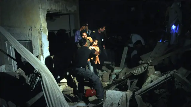 آئی جی سندھ صلاح الدین بابر خٹک نے کہا کہ دھماکے میں بیس افراد ہلاک اور ڈیڑھ سو کے قریب زخمی ہوگئے ہیں۔