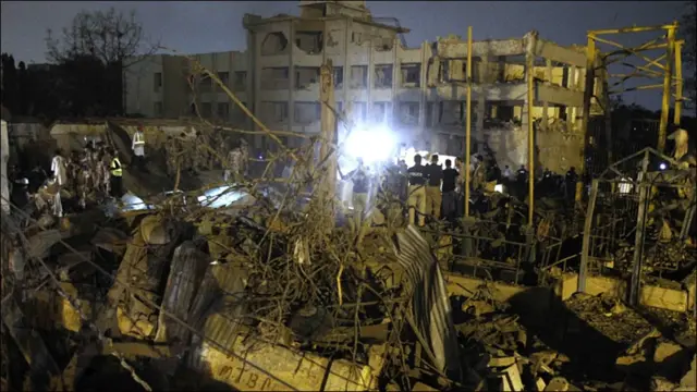 صوبائی وزیر داخلہ ذوالفقار مرزا نے ان اطلاعات کی تردید کی ہے ۔ان کا کہنا ہے کہ گرفتار ہونے والے مبینہ دہشت گرد پولیس کی حراست میں ہیں اور وہ سی آئی ڈی ہیڈکوارٹر میں موجود نہیں تھے۔