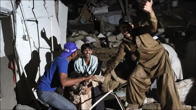 گزشتہ روز سی آئی ڈی پولیس نے لشکر جھنگوی سے تعلق رکھنے والے شدت پسندوں کو گرفتار کیا تھا اور خیال ہے کہ گرفتار ہونے والے شدت پسندوں کو اسی عمارت میں رکھا جا رہا تھا۔