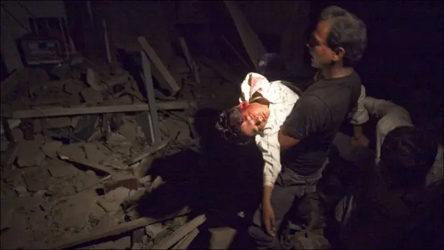 دھماکے کی جگہ پر پندرہ فٹ بڑا گڑھا پر گیا۔ تفتیشی اس حملے کو ستمبر دو ہزار آٹھ کو اسلام آباد میں میریئٹ ہوٹل پر ہونے والے حملے جیسا قرار دے رہے ہیں جس میں ساٹھ افراد ہلاک ہوئے تھے۔