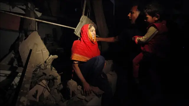 ڈیڑھ سو کے قریب زخمیوں میں سے اکثر کو جناح ہپستال پہنچایا گیا۔ ہسپتال کے شعبے حادثات کی انچارج ڈاکٹر سیمی جمالی کا کہنا ہے کہ صورتحال کنٹرول میں ہے اور اس وقت دس آپریشن تھیٹر کام کر رہے ہیں۔