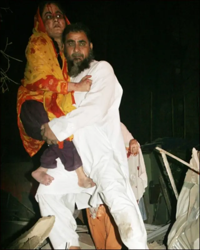 دھماکے کی جگہ سے ملبہ ہٹانے کے لیے ہیوی مشنری کام کر رہی تھی۔ جبکہ علاقے میں بجلی، گیس اور پانی کی فراہمی بھی معطل ہوگئی ہے۔