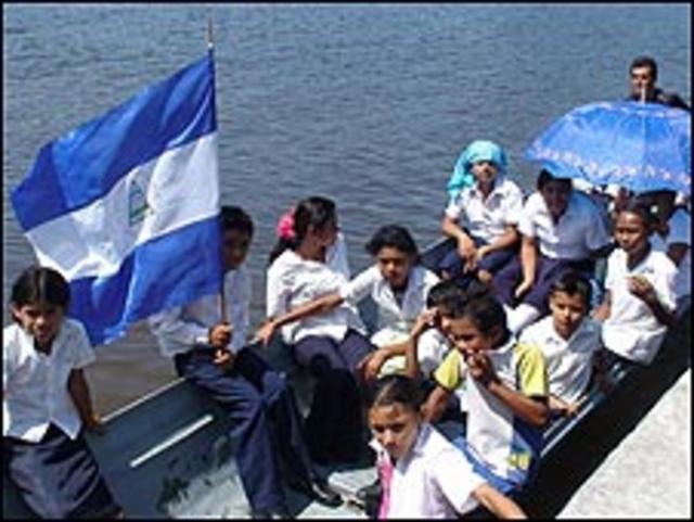 Estudiantes llegan por el río a San Juan de Nicaragua para celebrar, un 15 de septiembre, día de la independencia nacional