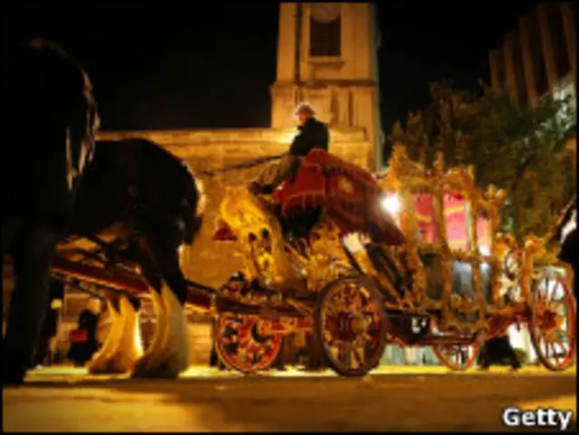 华丽的马车参加“名誉市长游行”的彩排