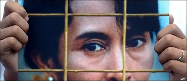 Un simpatizante muestra una foto de Aung San Suu Kyi