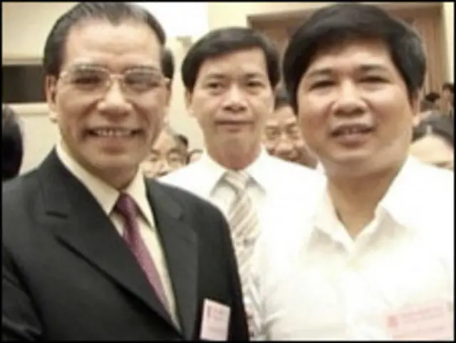 TS Cù Huy Hà Vũ (phải) và TBT Nông Đức Mạnh