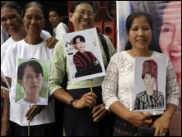 Ủng hộ viên của NLD tập trung trước nhà bà Suu Kyi