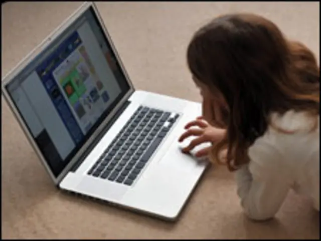 Una niña navega en la web