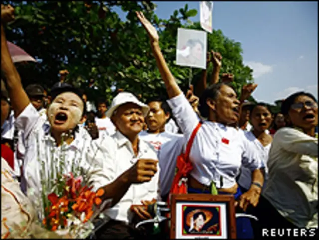 Seguidores esperan la liberación de Aung San Suu Kyi