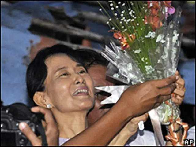 Aung San Suu Kyi tras ser puesta en libertad este sábado