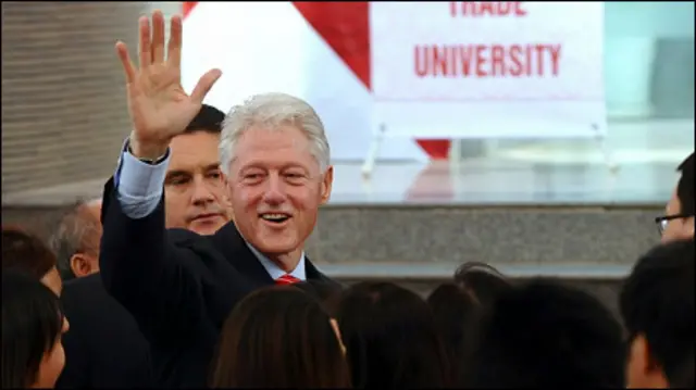 Ông Clinton vẫy tay chào các sinh viên ở Đại học Ngoại thương