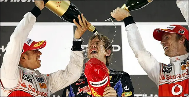 Lewis Hamilton y Jenson Button festejan con Sebastian Vettel.