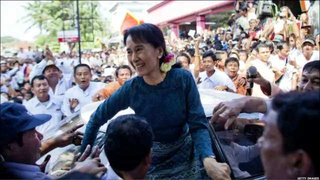 Aung San Suu Kyi disambut para pendukungnya