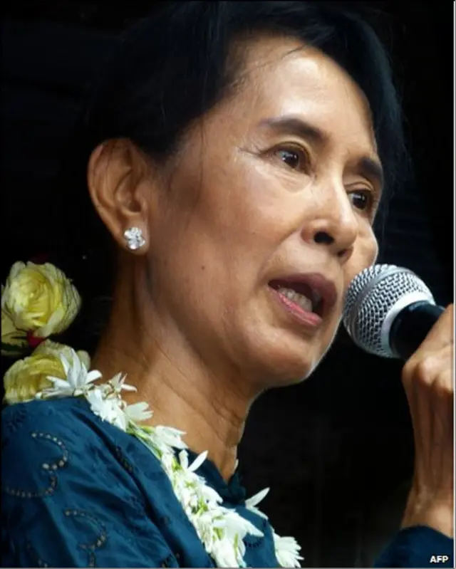Aung San Suu Kyi menyampaikan pidato