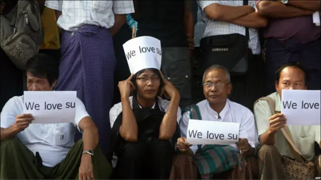 Pendukung Aung San Suu Kyi