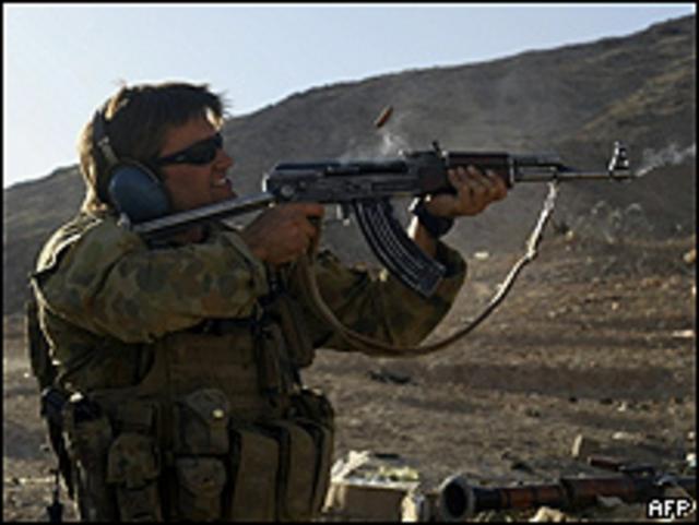 Soldado australiano dispara un AK-47