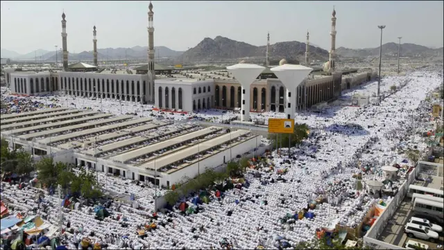 Musulmanes rezan en las afueras de la mezquita Namira en Arafat