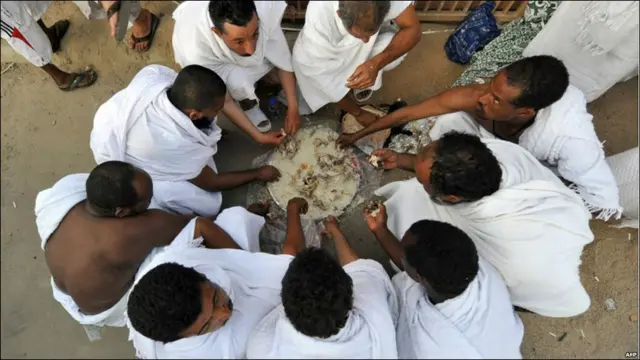 Musulmanes comen juntos en Mina