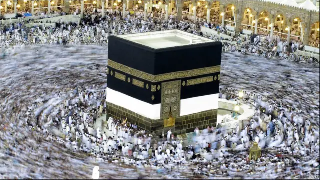 Decenas de miles de musulmanes camina alrededor de la Kaaba