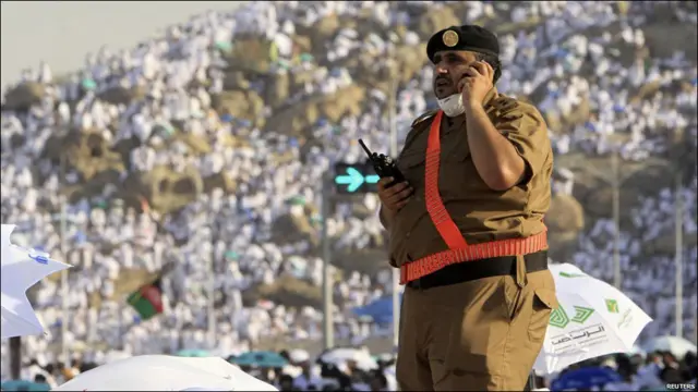 Un miembro de los cuerpos de seguridad de Arabia Saudita en la llanura de Arafat