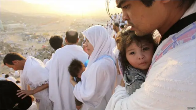 Peregrinos musulmanes con sus hijos