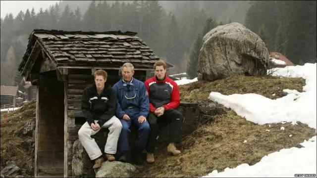 Британська королівська родина має порозуміння з пресою: в обмін на офіційні фотосесії родичів королеви ніхто не турбує на відпочинку. Але традицію було порушено 2005 року, коли принц Вільям і Кейт Міддлтон разом відпочивали на лижному курорті