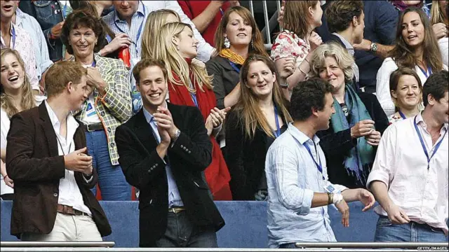 Але постійна увага журналістів позначилася на стосунках між закоханими. У квітні 2007 вони розійшлися і заявили, що просто "залишаються добрими друзями".