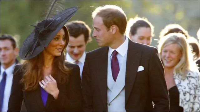 Про заручини оголошено в короткій заяві представництва Принца Уельського. Шлюб відбудеться в Лондоні навесні чи влітку 2011.