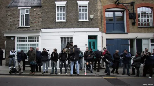 Фотографы у Кларенс-хауса, резиденции принца Чарльза