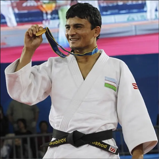 U barmoqlarini mushukchasiga qoydi