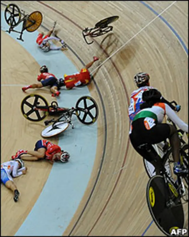 廣州亞運會女子場地自行車記分賽發生撞車事故（16/11/2010）
