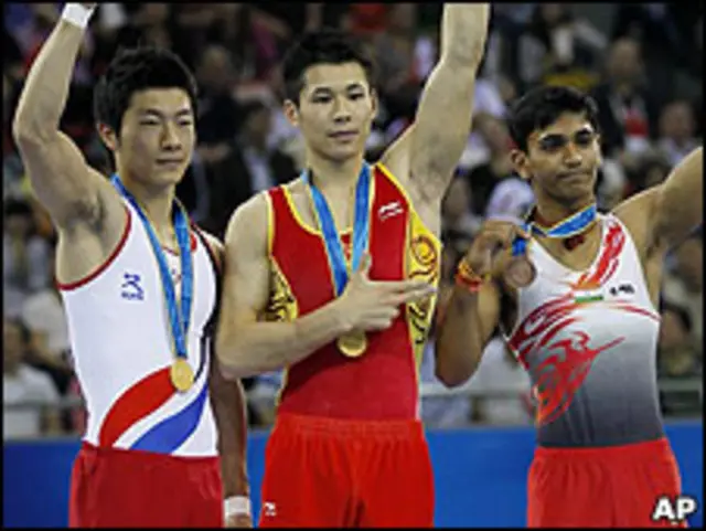 中國的張成龍（中）與韓國的金洙眠（左）在廣州亞運會男子自由體操並列奪金（16/11/2010）