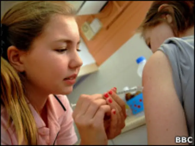 Adolescente de 12 anos cuida da mãe desde os seis. Foto: Emma Lynch/BBC