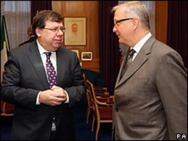 O ministro irlandês Brian Cowen e o comissário europeu Olli Rehn