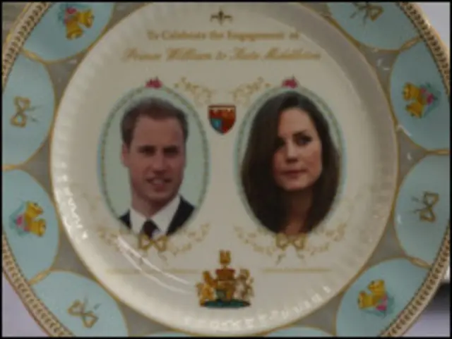 Pratos comemorativos estão entre os souvenires